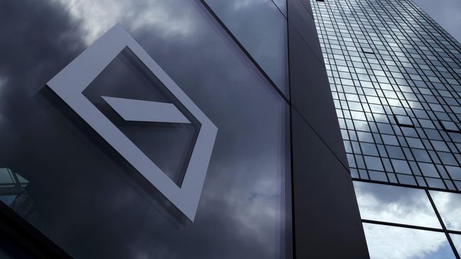 AS Selidiki Deutsche Bank yang Diduga Terlibat Skandal 1MDB Deutsche Bank diduga membantu menghimpun dana untuk 1MDB sebesar US$1,2 miliar (sekitar Rp16,8 triliun) pada 2014.