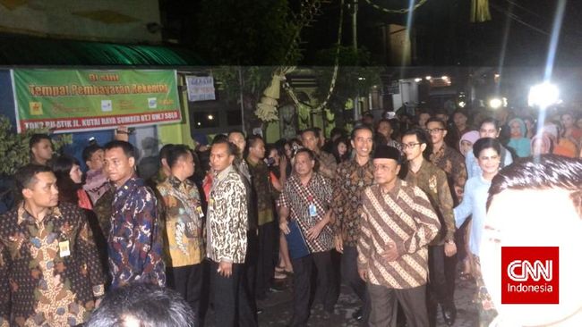 Jokowi datang dengan berjalan kaki dari rumahnya, Jalan Kutai Utara, menuju rumah orang tua Selvi, Jalan Kutai Raya.