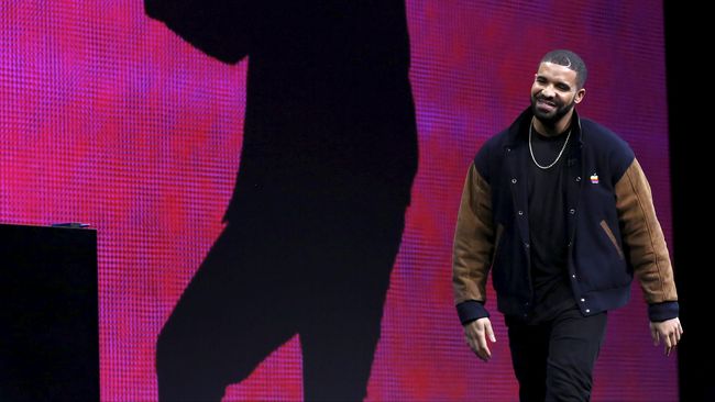 Keduanya membawa pulang empat penghargaan American Music Awards di kategori bergengsi, dan menjadi penghargaan pertama buat Drake.