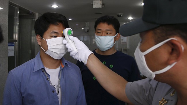 Presiden Korea Selatan, Park Geun-hye menunda kunjungan Amerika Serikat pada Rabu untuk mengawasi penanganan wabah MERS.