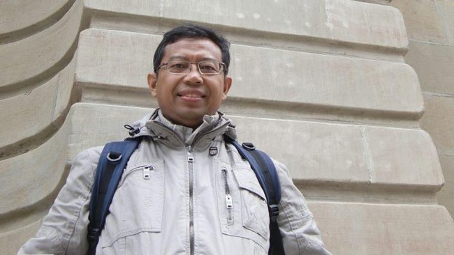IPR menilai posisi politik pemerintahan Joko Widodo sangat rapuh sehingga sangat mungkin kompromi dengan DPR untuk meloloskan dana aspirasi.