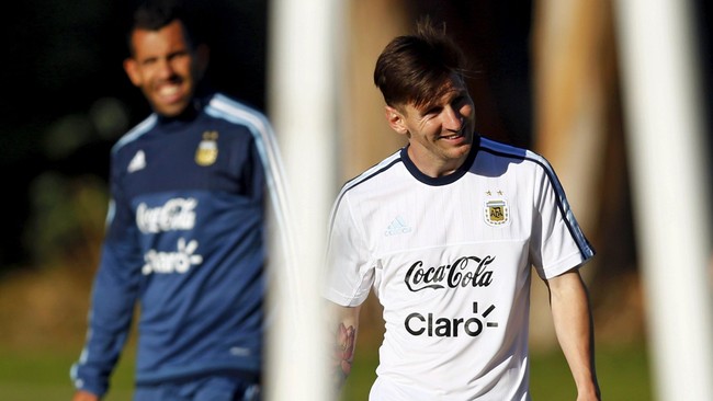 Lionel Messi membantah rumor bersitegang dengan kompatriotnya, Carlos Tevez, jelang bergulirnya Copa America 2015 di Chile, 11 Juni-4 Juli 2015.