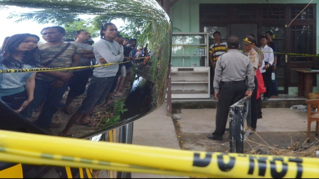 Angeline diketahui sudah sekitar tiga pekan meninggal dengan banyak tanda-tanda akibat kekerasan. Polisi malam ini menetapkan satu tersangka.