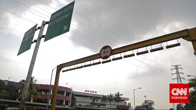 Seorang pria ditemukan tewas di underpass Senen arah Cempaka Putih, Jakarta, Jumat (6/12). Polisi sedang menyelidiki kasus itu.