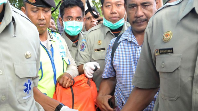 Ribuan pamflet disebar, termasuk lewat media sosial. Pencarian Angeline bergaung hingga ke luar negeri. Namun si anak ditemukan tewas di dalam rumahnya sendiri.