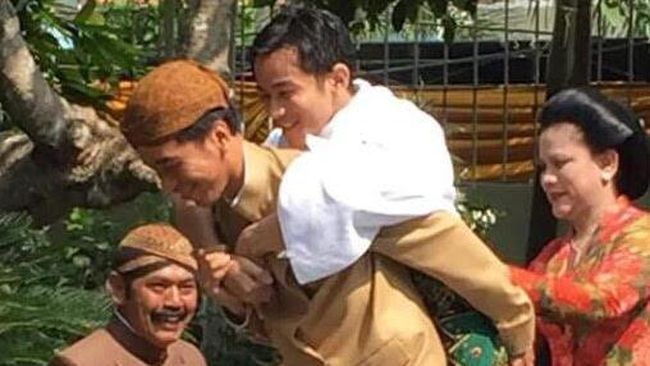 Sesuai dengan adat Jawa, setelah prosesi siraman selesai, ayah dari calon pengantin akan menggendong putranya, sebagai lambang kasih sayang terhadap sang anak.