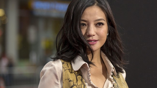 Tuntutan hukum itu diajukan lantaran Zhao Wei, sang aktris kondang asal Tiongkok menatapnya terlalu intens saat ia menonton Zhao melalui layar televisi. 