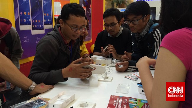 Berbagai merek ponsel dijual di Indonesia Cellular Show 2015, namun iPhone 6 terlihat lebih banyak peminat.