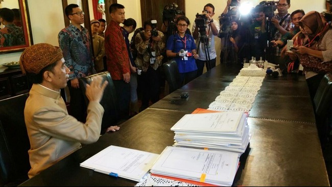 Usai Prosesi Siraman, Jokowi Sibuk 'Ngantor' di Solo