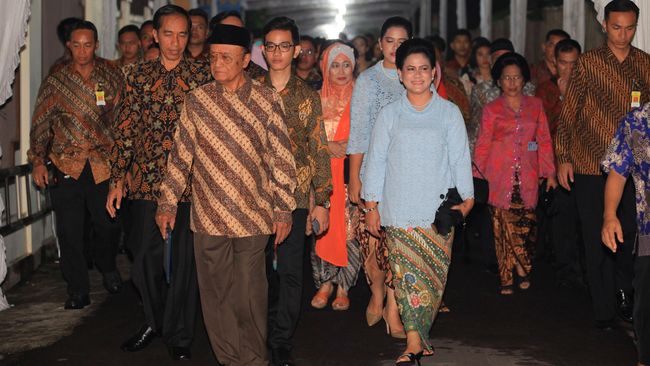 Bros putih berbentuk bunga merupakan pilihan sang Ibu Negara untuk menjadi perhiasan untuk mempercantik calon menantunya, Selvi Ananda.