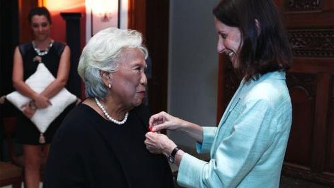 Tahun ini, untuk pertama kali, penghargaan bergengsi Chevalier dans l’Ordre de la Legion d’Honneur dianugerahkan kepada Pia Alisjahbana.