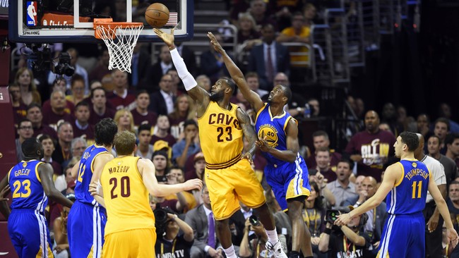 Cleveland Cavaliers merebut gim ketiga final NBA 2014/2015 setelah mengalahkan Golden State Warriors 96-91 di Quicken Loans Arena.