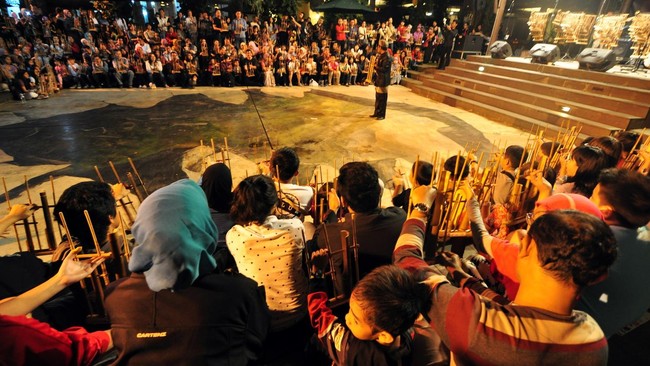 Musik Klasik Mengalun di Taman Asri Bandung