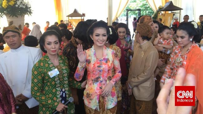 Perhiasan yang terbuat dari emas putih, emas kuning, emas kombinasi dan juga berlian dipesan Iriana Joko Widodo kepada desainer perhiasan.