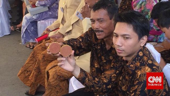 Salah satu adat setelah prosesi siraman adat Jawa, sadean dawet atau dodolan dawet juga termasuk salah satu prosesi yang tak boleh ketinggalan.