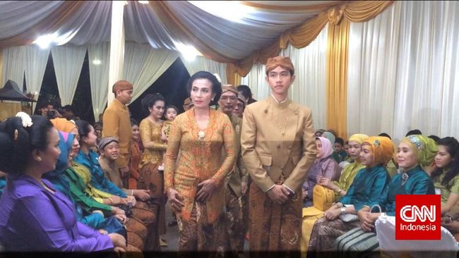 Prosesi seserahan dari Gibran Rakabuming Raka kepada calon istrinya, Selvi Ananda berlangsung tanpa didampingi oleh ayah dan ibunya.