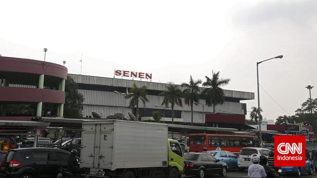 Sitor Situmorang termasuk seniman yang berkumpul di Pasar Senen pada 1950-an. Kumpulan yang pada masa itu disebut "Seniman Senen."