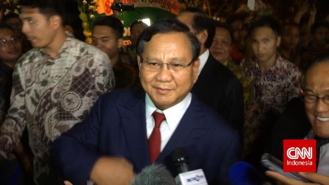 Prabowo bukan hanya menghadiri resepsi pernikahan, tetapi berbincang sebentar kepada Jokowi.