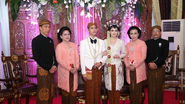 Ajudan Jokowi membenarkan kabar meninggalnya mertua Gibran Rakabuming Raka hari ini. Jokowi telah mengetahui kabar duka tersebut.