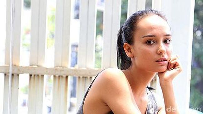 Kisah cinta tak biasa antara seorang psikopat dan pekerja seks komersial. Film yang dipenuhi adegan sadis, vulgar, tapi digambarkan secara dahsyat.