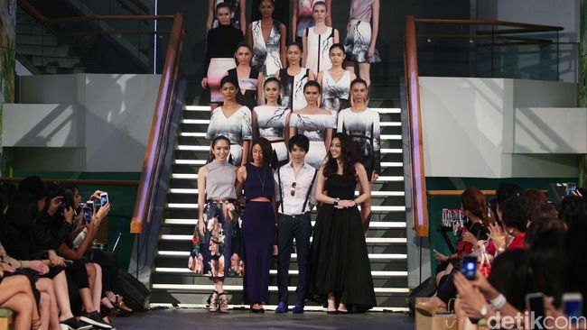 Satu per satu desainer Indonesia mulai merambah panggung dunia. Mereka mulai mendapatkan undangan untuk menghadiri ajang fashion week di luar negeri.