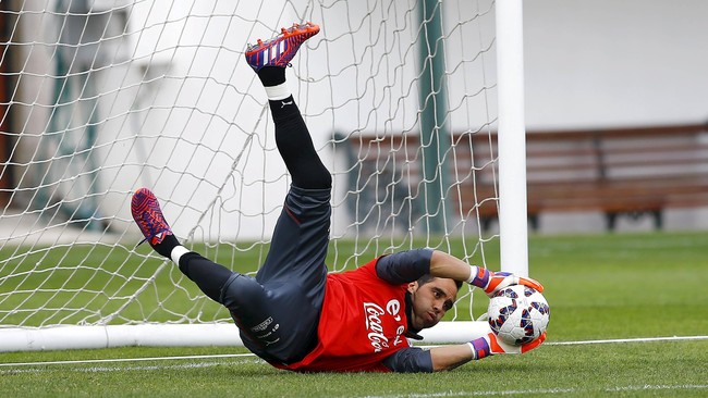 Barcelona diklaim sejumlah media Spanyol telah dituntut kiper mereka sendiri, Claudio Bravo, yang menuntut Barca dan Real Sociedad membayar komisi transfer.