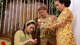 Kekhidmatan dan Candaan Warnai Prosesi Siraman Gibran-Selvi