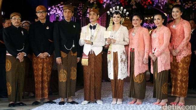 Ada yang berbeda dari pernikahan Selvi-Gibran. Jika biasanya kedua mempelai meminta restu dari para tamu lewat salaman, Selvi-Gibran tidak melakukannya.