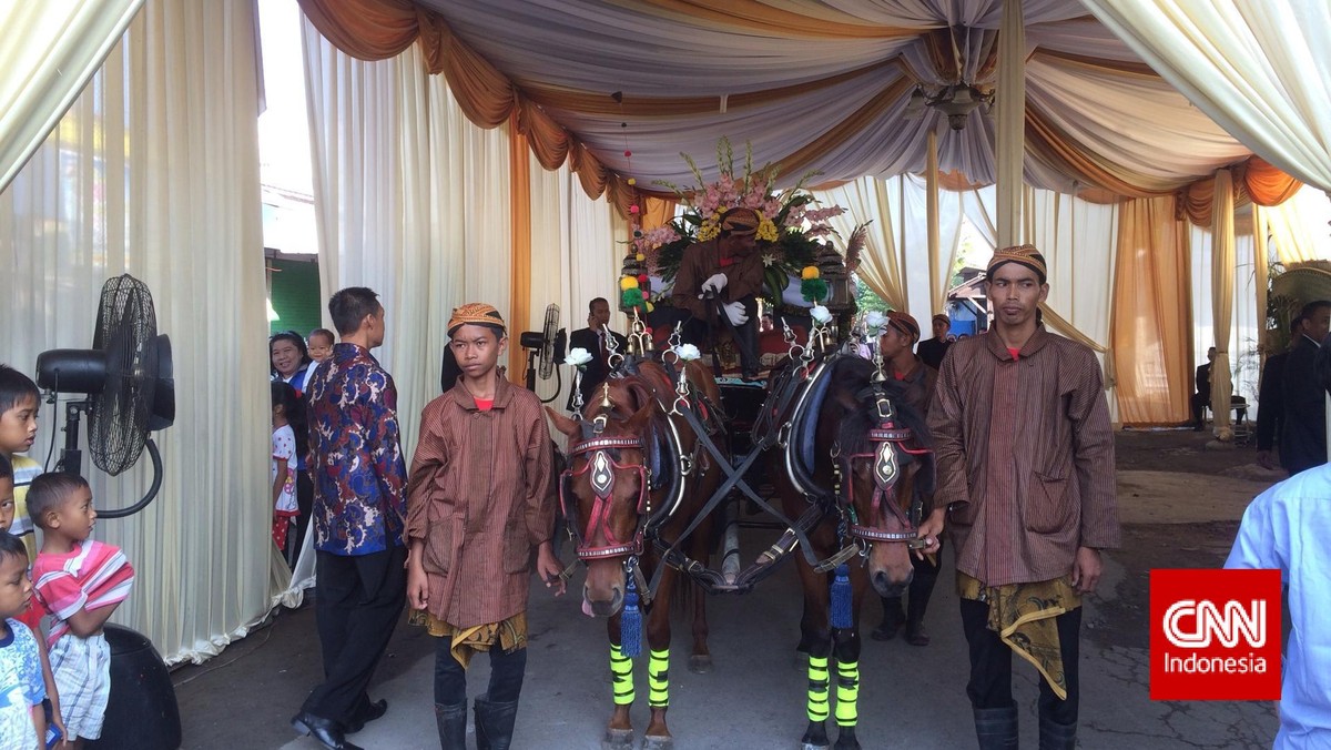 Selvi Ananda Cantik Berkebaya Putih Diarak Naik Kereta Kuda