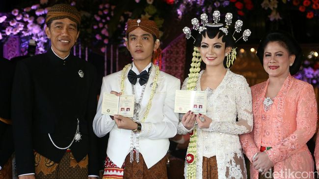 Prosesi adat pernikahan Gibran-Selvi belum usai. Mereka masih menjalani serangkaian prosesi sebelum menerima ucapan selamat dari para tamu.