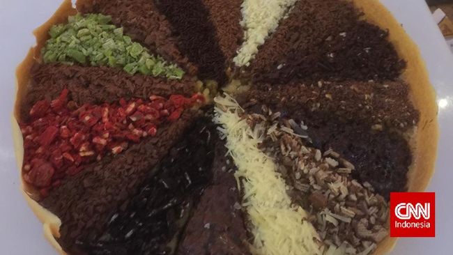 Martabak ini disajikan langsung oleh kru kafe Markobar yang juga milik Gibran selain katering Chilli Pari.