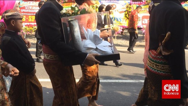 Berjalan Kaki Presiden Antar Putranya Melepas Masa Lajang