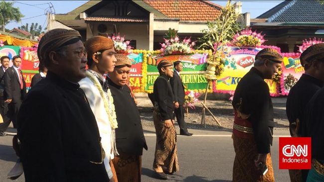 Usai melakukan prosesi ijab kabul, kedua pengantin Selvi-Gibran ini kembali harus dipisahkan. Namun pemisahan keduanya ini hanyalah sementara.