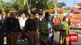 Berjalan Kaki Presiden Antar Putranya Melepas Masa Lajang Dengan berjalan kaki Gibran yang didampingi oleh keduanya orang tuanya, menuju gedung Graha Saba Buana di mana prosesi akad nikah dilaksanakan.