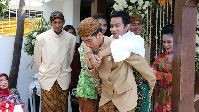 Pengamat politik menilai baik Prabowo maupun Jokowi telah menimbang dan menghitung risiko/untung memuluskan jalur Gibran jadi bacawapres.