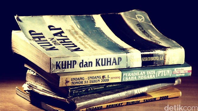 Hukuman mati masih ada dalam catatan KUHP di Indonesia untuk direvisi yang diberlakukan bagi kejahatan-kejahatan khusus.