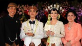 Foto-foto Kekhidmatan Akad Nikah Gibran-Selvi Putra sulung Presiden RI, Gibran Rakabuming Raka dan gadis pujaannya Selvi Ananda baru saja menjalani prosesi akad nikah.
