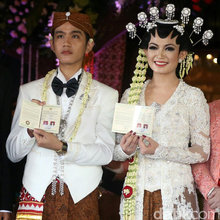 <p>Setelah 6 tahun mengenal satu sama lain, cinta Selvi dan Gibran Rakabuming akhirnya berlabuh. Mereka menikah pada 2015. (Foto: Agung Pambudhy/detikcom)</p>