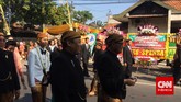 Berjalan Kaki Presiden Antar Putranya Melepas Masa Lajang Dengan berjalan kaki Gibran yang didampingi oleh keduanya orang tuanya, menuju gedung Graha Saba Buana di mana prosesi akad nikah dilaksanakan.