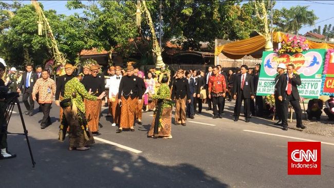 Ketua Umum PDI Perjuangan Megawati Soekarnoputri dan Menteri Kelautan Susi Pudjiastuti menyaksikan dan mendampingi langsung prosesi akad nikah.