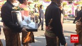 Berjalan Kaki Presiden Antar Putranya Melepas Masa Lajang Dengan berjalan kaki Gibran yang didampingi oleh keduanya orang tuanya, menuju gedung Graha Saba Buana di mana prosesi akad nikah dilaksanakan.