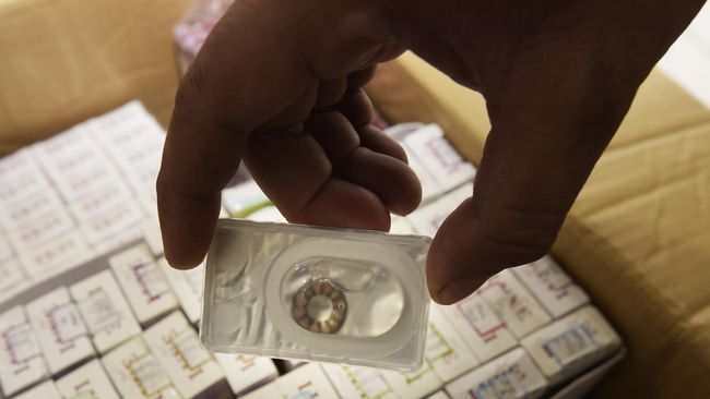 Saat operasi katarak, tim dokter menemukan adanya tumpukan 27 lensa kontak yang terjebak di mata kanan seorang perempuan 67 tahun.