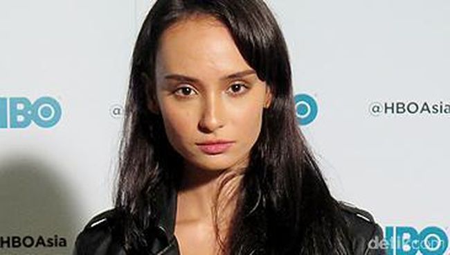 Model yang gemar melukis ini terlibat penggarapan serial orisinal HBO Asia, Halfworlds, sebagai Sarah, seniman jalanan dengan masa lalu suram.