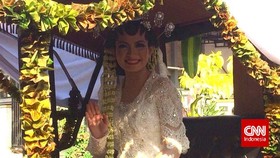 Selvi Ananda Cantik Berkebaya Putih Diarak Naik Kereta Kuda