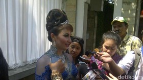 Penampilan Roro Fitria Lebih Heboh daripada Selvi Ananda