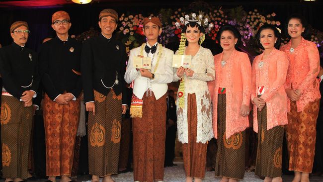 Gibran-Selvi Ubah Aturan, Tamu Bisa Bersalaman dengan Manten Kini, semua tamu yang hadir bisa menikmati makanan dan minuman, berfoto di depan gedung, dan juga menyampaikan ucapan mereka sembari bersalaman.