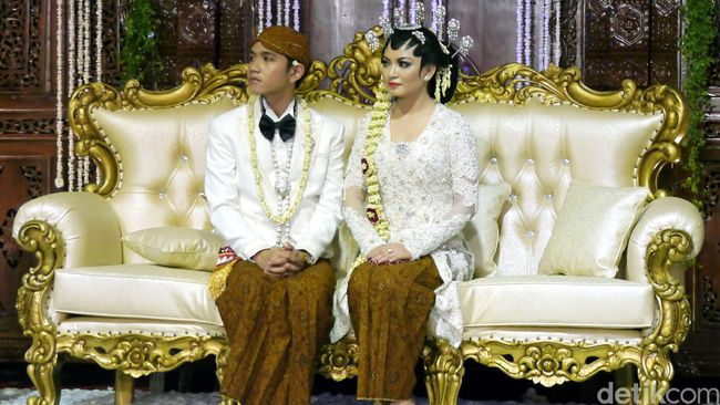 Juru bicara bidang budaya dari pernikahan Gibran-Selvi, Mufti Rahardjo, mengungkapkan posisi duduk pengantin laki-laki berbeda sebelum dan sesudah akad nikah.