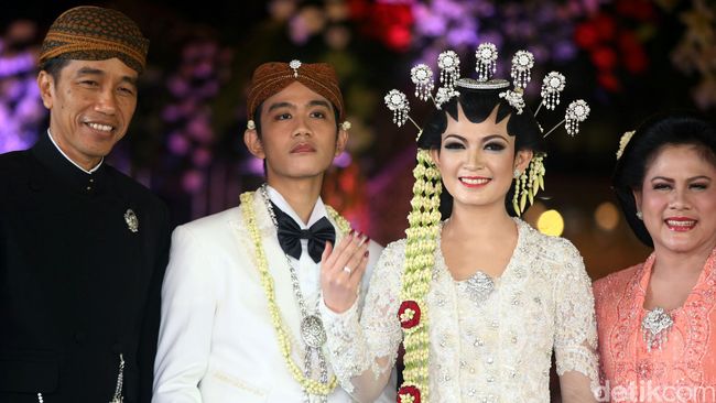 Setelah prosesi ijab kabul, Gibran dan Selvi melanjutkan prosesi tukar cincin. Di awali dengan Gibran yang pertama kali memberikan cincin kepada istrinya.
