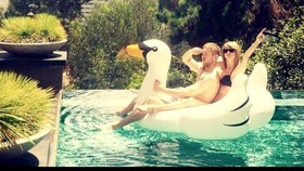 Taylor Swift Disebut Perlakukan Calvin Harris dengan Brutal