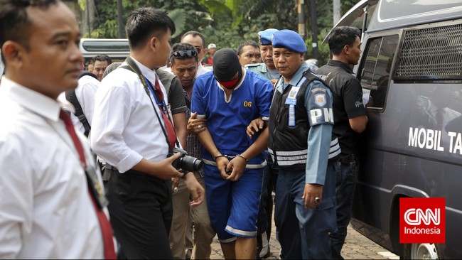 Selain dihukum mendekam di lapas, Praka Joko Lestanto juga dipecat dari TNI. Pegiat hak asasi manusia kecewa dengan putusan yang menurut mereka rendah itu.
